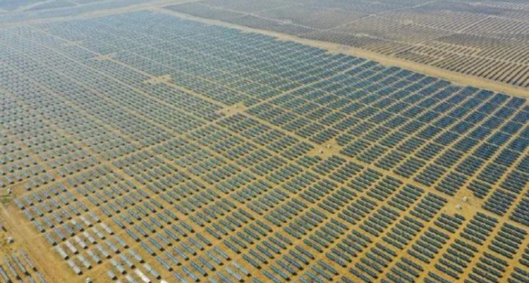 建成的達拉特光伏發電站 建成的達拉特光伏發電站